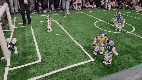 IFA 2025에서 중국 부스터 로보틱스의 로봇들이 축구 경기를 펼치는 모습. 김신영 기자