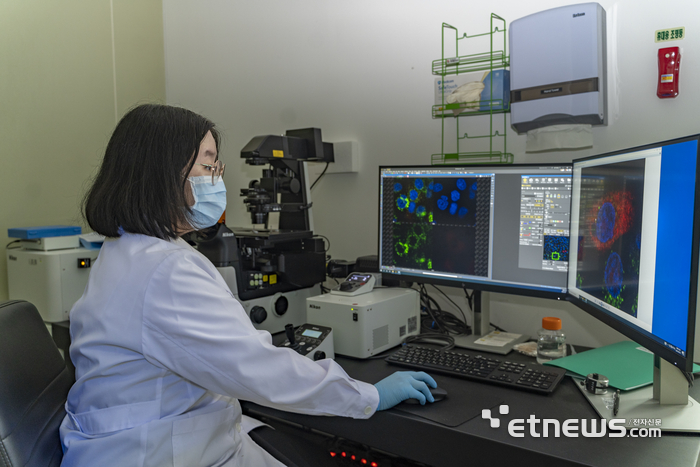 아스트로젠 연구자가 연구에 몰두하고 있다.