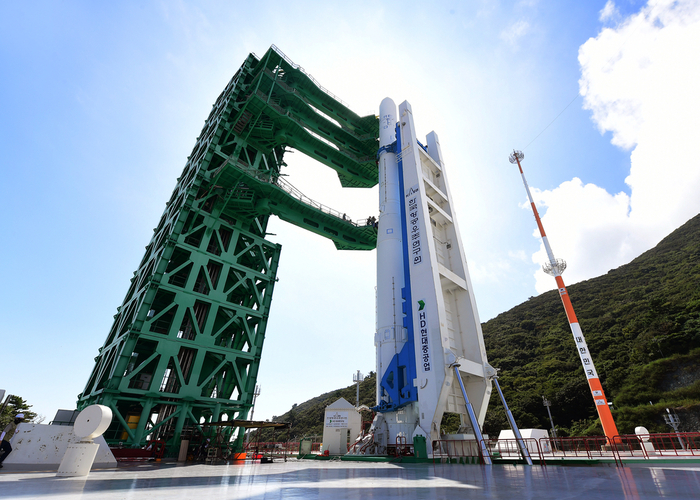 한국형발사체 누리호 4차 발사 준비 점검을 위해 기립된 모습. (우주청 제공)