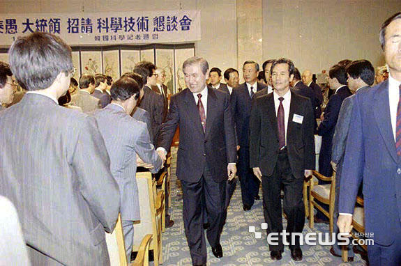 노태우 대통령이 사상 처음 대통령 초청 과학기자 간담회에서 참석자들과 악수를 하고 있다. 국가기록원 제공