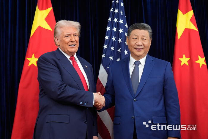 도널드 트럼프 미국 대통령과 시진핑 중국 국가주석이 30일 부산 김해공군기지 의전실 나래마루에서 '미중정상회담'전 악수를 하고 있다.  〈AP〉