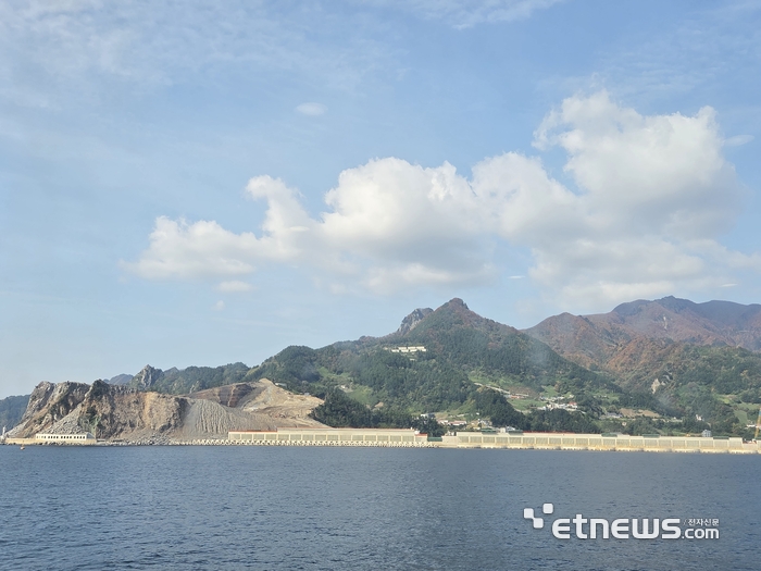 울릉공항 건설현장 전경. 좌측 가두봉을 깎아 부지를 매립한다. (사진=박효주기자)