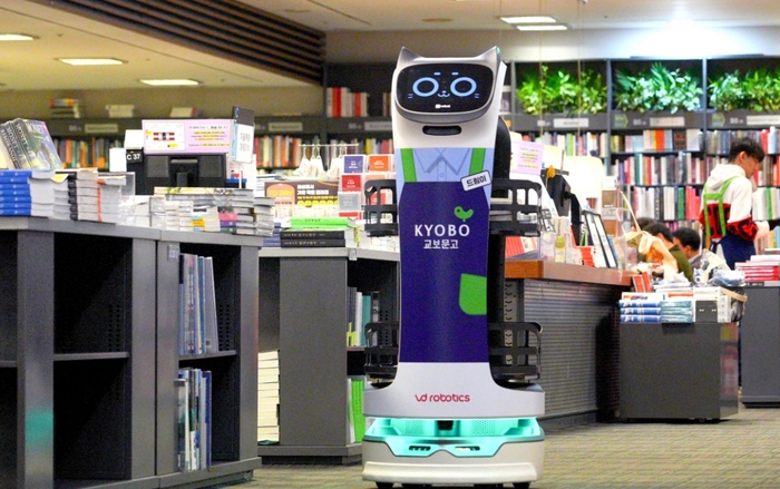 브이디로보택스는 교보문고 강남점에 프리미엄 서비스로봇 '벨라봇'을 공급, 교보문고의 대표 서비스인 '바로드림' 업무에 적용해 매장 운영 효율을 높이고, 고객 경험을 한층 강화했다.