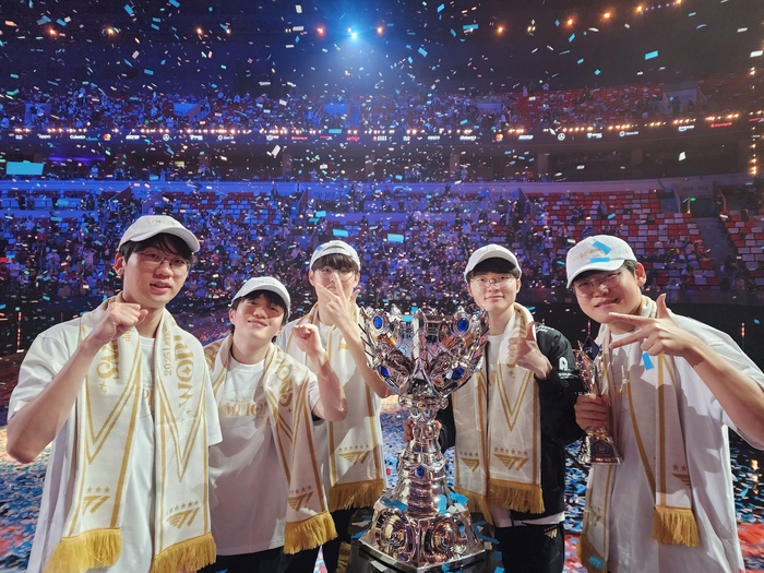 T1 선수단 '2025 리그 오브 레전드(LoL) 월드 챔피언십' 우승 기념 사진
