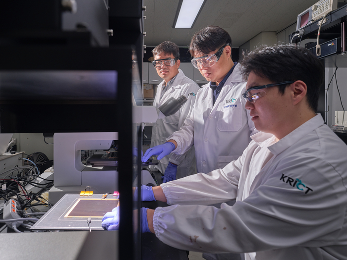 화학연(KRICT) 스쿨 연구진이 페로브스카이트 태양전지 성능 평가를 하고 있다.