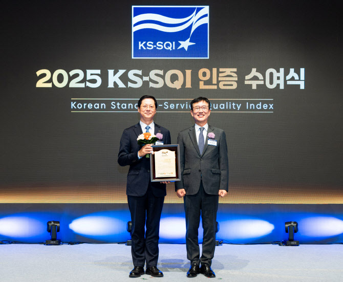 박희돈 대한항공 경영전략본부장(왼쪽)이 문동민 한국표준협회 회장이 '2025 KS-SQI' 인증 수여식에서 기념촬영했다.