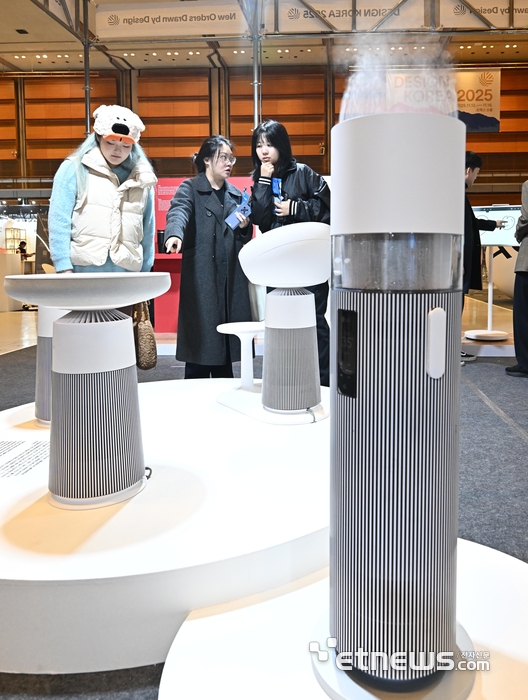 디자인코리아2025가 12일 서울 강남구 코엑스에서 열렸다. 참관객이 LG전자의 퓨리케어 시리즈 디자인을 살펴보고 있다. 이동근기자 foto@etnews.com