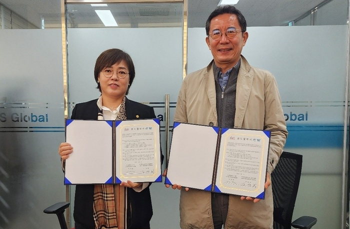 김양희 한국여성경제인협회 충남지회장(사진 왼쪽)은 김기현 호서대 강소형스마트시티조성사업단장과 산학협력 기반 스마트시티 구축을 위한 업무협약을 맺었다.