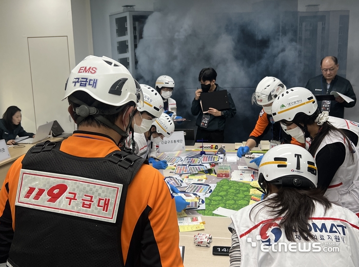 충남 천안 JEI재능교육연수원에서 열린 '2025년 재난응급의료 종합훈련대회'에서 재난의료 인력이 모의 훈련을 하고 있다.