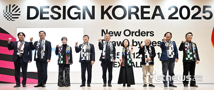 디자인코리아2025가 12일 서울 강남구 코엑스에서 열렸다. 내빈들이 개막 세레모니를 하고 있다. 왼쪽부터 김성천 시디알어소시에이츠 대표, 전윤종 한국산업기술기획평가원장, 이영혜 디자인하우스 대표, 윤상흠 한국디자인진흥원장, 박동일 산업통상부 산업정책실장, 김현선 한국디자인단체총연합회장, 이순종 서울대 명예교수, 차강희 서울디자인재단 대표, 이인기 한국디자인산업연합회장. 이동근기자 foto@etnews.com