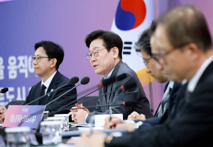 이재명 대통령, 대구 타운홀미팅 발언     (대구=연합뉴스) 김도훈 기자 = 이재명 대통령이 24일 대구 엑스코에서 열린 '대구의 마음을 듣다' 타운홀미팅에서 발언하고 있다. 2025.10.24     superdoo82@yna.co.kr (끝)