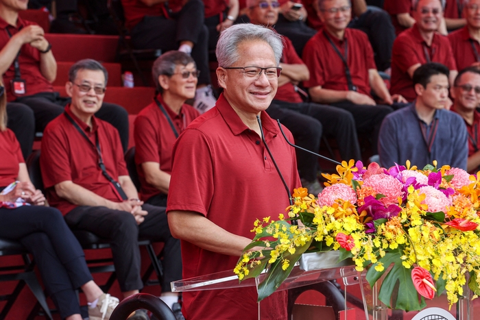 젠슨 황 엔비디아 최고경영자(CEO)가 8일(현지시간) 대만 신주시에서 열린 TSMC 연례 체육대회에 참석해 발언하고 있다. 〈사진 CNA/AFP 연합뉴스〉.