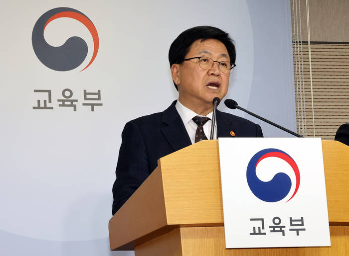 모두를 위한 인공지능(AI) 인재 양성 방안 브리핑     (세종=연합뉴스) 배재만 기자 = 최교진 교육부 장관이 10일 정부세종청사 교육부 브리핑실에서 인공지능 대전환 시대를 선도하고 국민 모두의 인공지능 역량 함양을 지원하기 위한 '모두를 위한 인공지능(AI) 인재 양성 방안'을 발표하고 있다. 2025.11.10     scoop@yna.co.kr (끝)