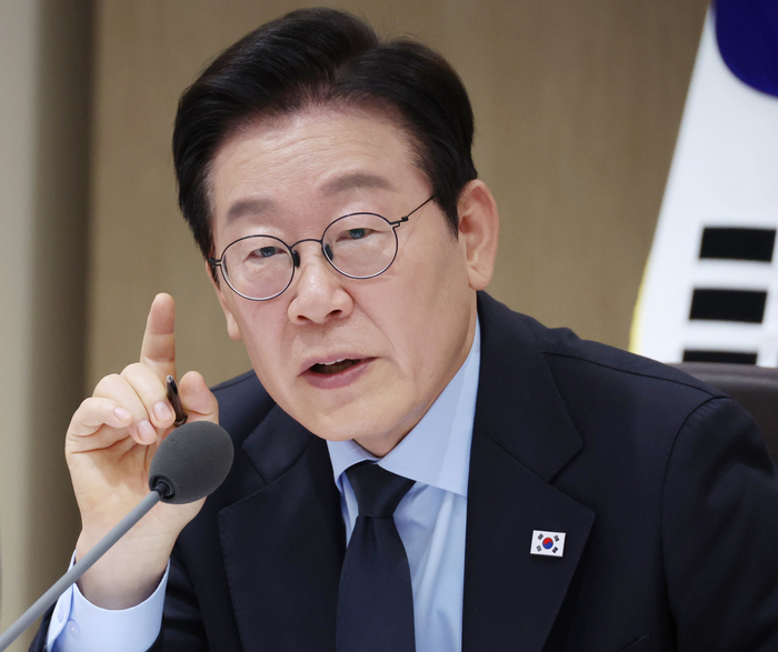 국무회의 주재하는 이재명 대통령     (서울=연합뉴스) 한상균 기자 = 이재명 대통령이 11일 용산 대통령실에서 열린 국무회의를 주재하고 있다. 2025.11.11     xyz@yna.co.kr (끝)