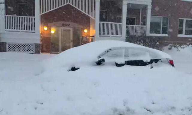 9일(현지시간) 일리노이주 에번스턴에서 한 차량이 눈에 뒤덮여 있다. 사진=AP 연합뉴스