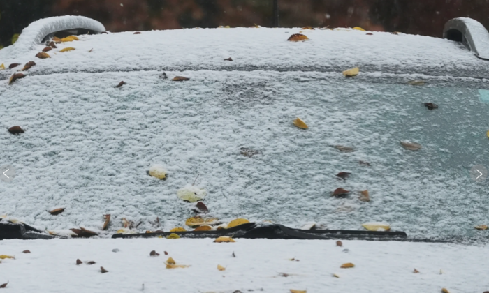 10일(현지시간) 위스콘신주 케노샤에서 주차된 차량 위에 눈이 쌓여 있다. 사진=CNN